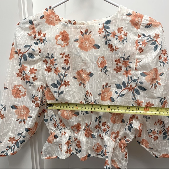 ‼️3/$30‼️ Floral blouse - Picture 4 of 4